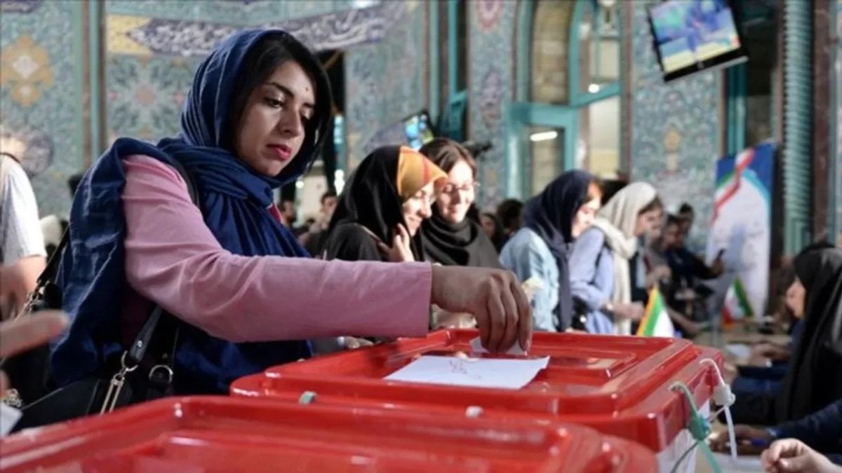 İran yarın yeni cumhurbaşkanını seçmek için sandık başına gidiyor
