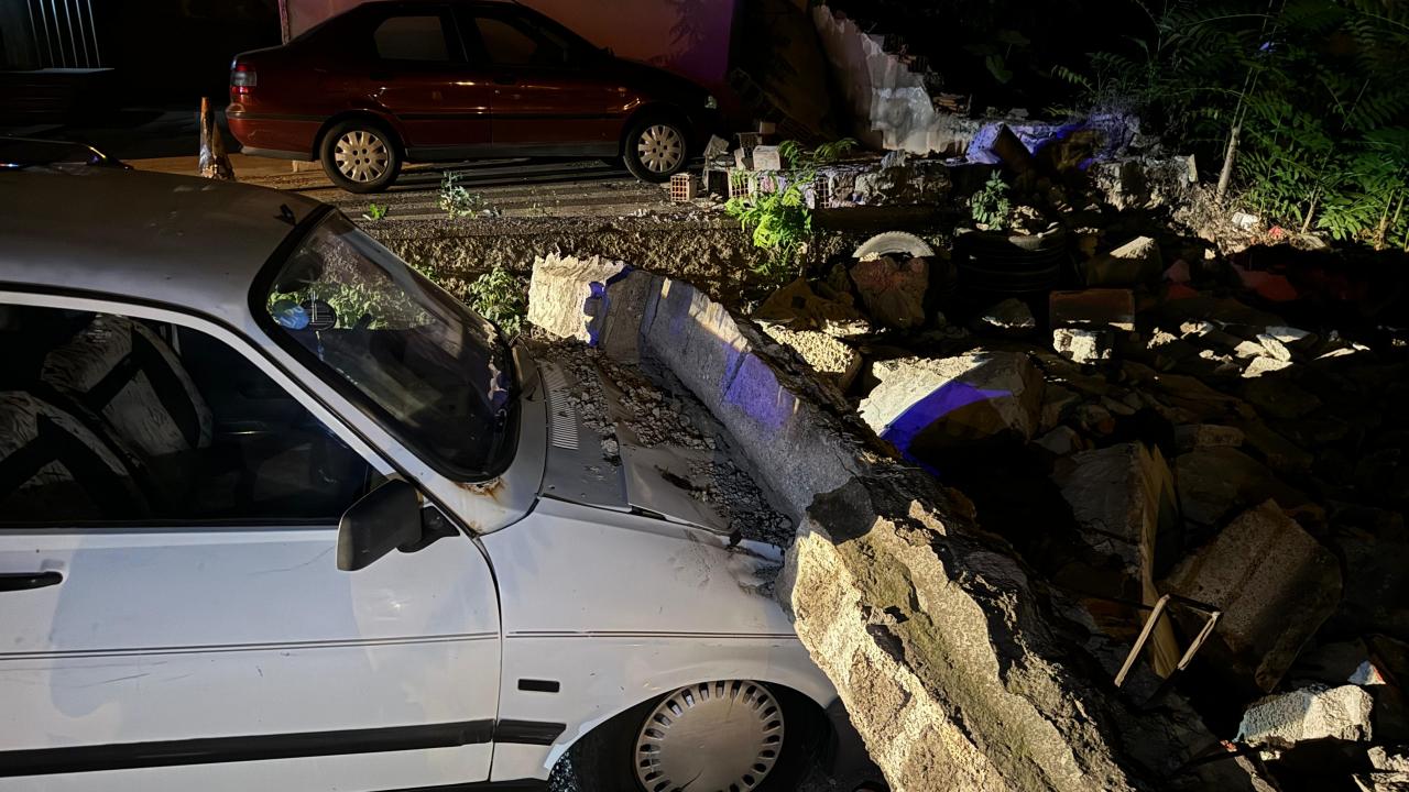 Kayseri’de bahçe duvarı çöktü; 3 otomobilde hasar oluştu