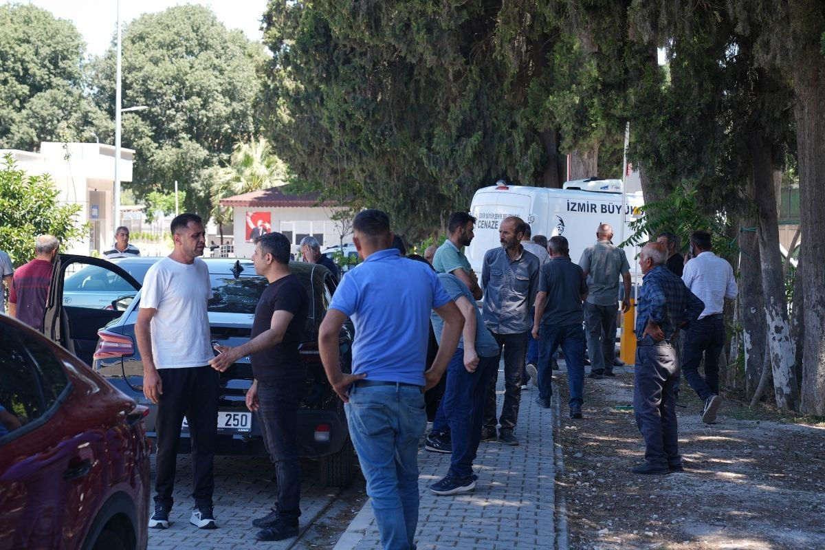 İzmir’deki patlamanın kurbanlarının cenazeleri teslim ediliyor